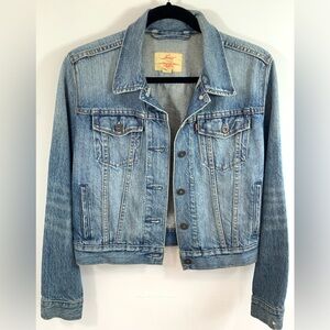Levis Denim Vintage Jacket.Six  pockets. .Pre-owned.Size M.Perfect Conditions ❤️